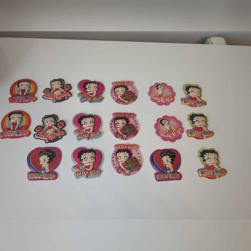 Betty Boop 2005 Small Tin Box + 17 Betty Boop Magnets - Picture 8 of 10